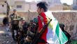 پێشمەرگەیەک ئاڵاى کوردستانى لەشان کردووە