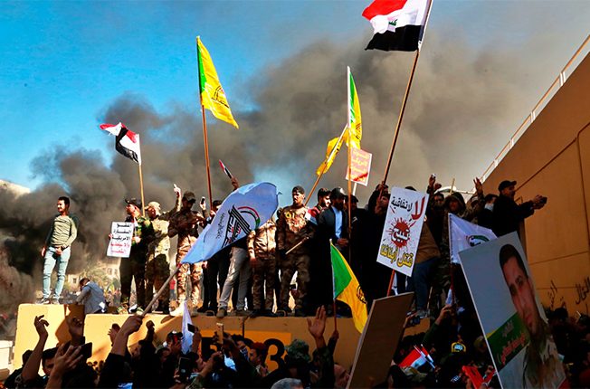 میلیشیاکانى حەشدی شەعبی لەکاتی هێرشکردنە سەر باڵیۆزخانەى ئەمەریکا لەبەغدا